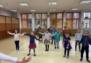 Dzieci tańczą w grupie